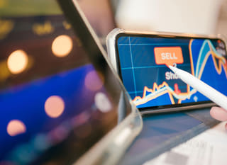 Trader působící na více trzích analyzuje Bitcoin, Ethereum a forexové opce